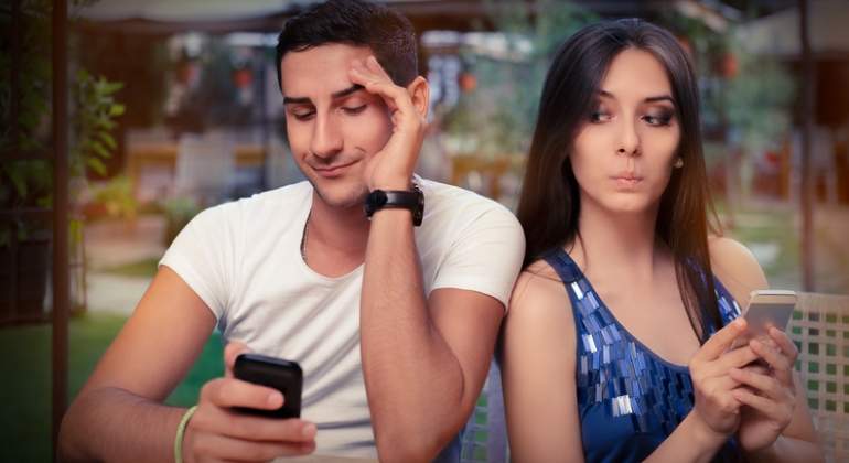 infidelidad-pareja-moviles-dreams.jpg
