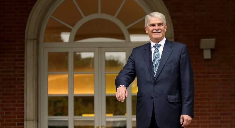 dastis-reuters.jpg