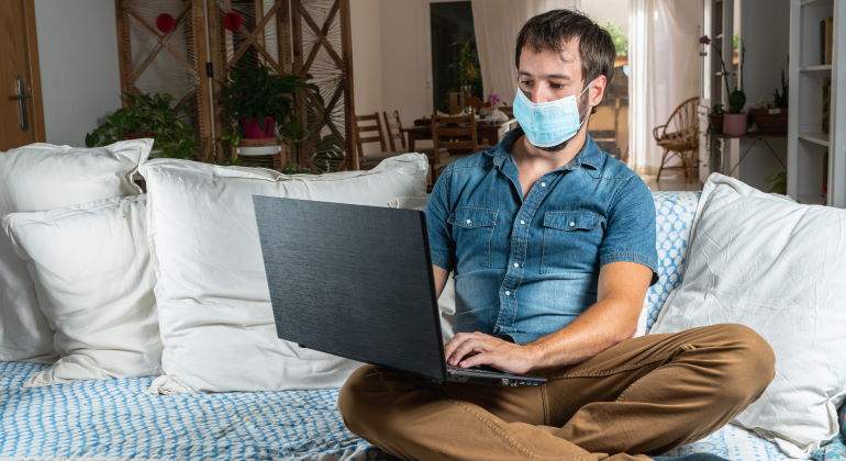 teletrabajo-sofa-casa-coronavirus-mascarilla-ordenador-770-dreamstime.jpg