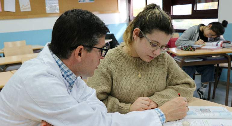 Profesor-y-alumno-en-clase-defini.jpg