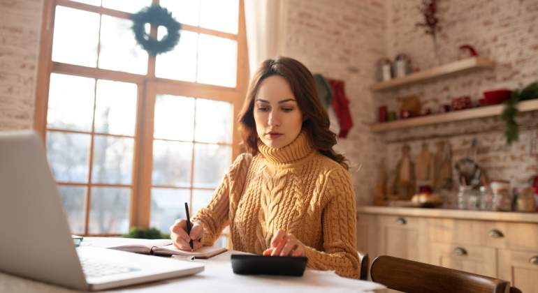 mujer-autonoma-haciendo-cuentas-dreamstime.jpg