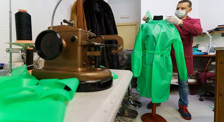 Elaboracion-artesanal-de-batas-para-hospitales-Gettty.jpg