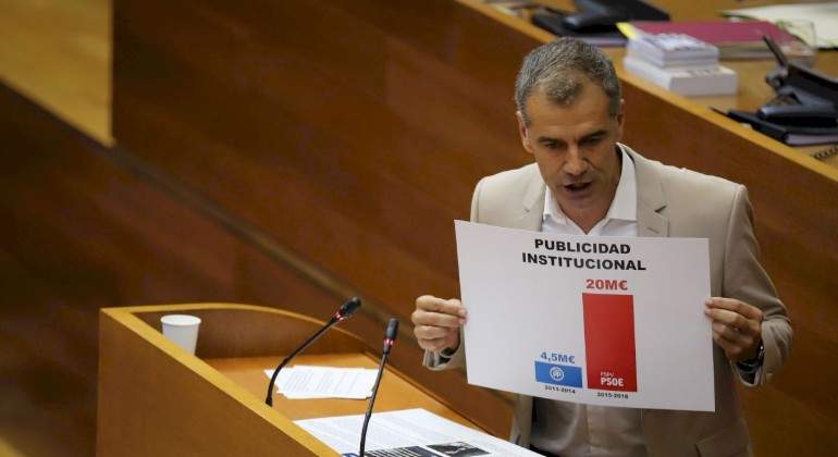 Toni Cant luce un grfico con la publicidad en medios de Puig EE