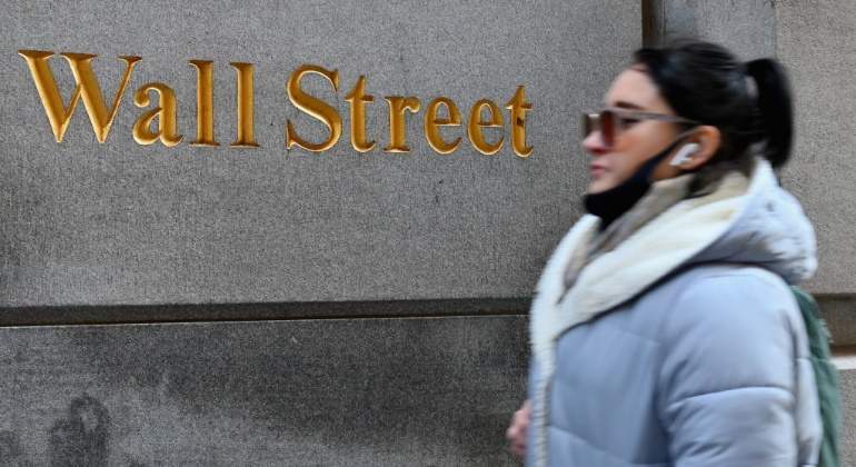 wall-street-bolsa-nueva-york-eeuu-cartel-muro-mujer-mascarilla-bajada-borrosa-getty-770x420.jpg