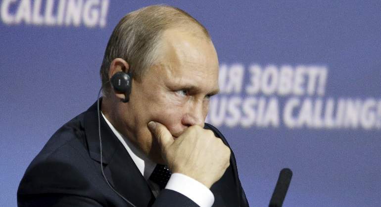 Putin-escucha-reuters.jpg