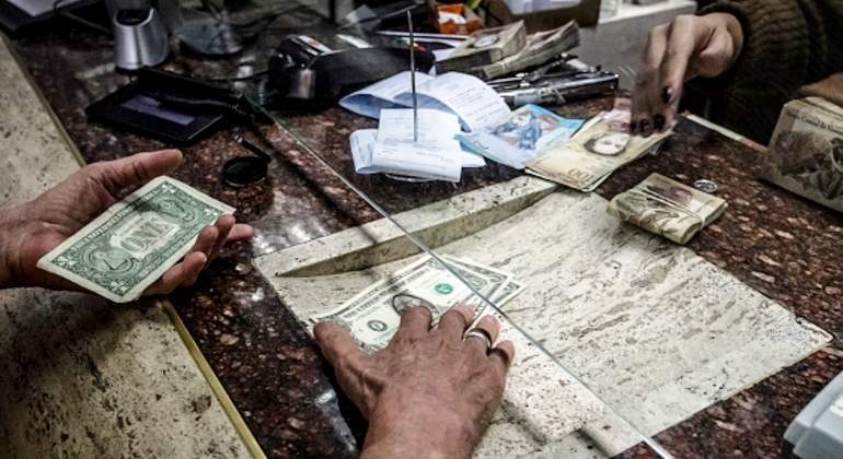 bolivares-billetes-venezuela-dolar-cambio-getty.jpg