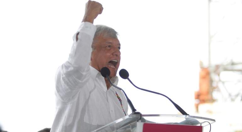 López Obrador inicia en México un mandato marcado por la contradicción