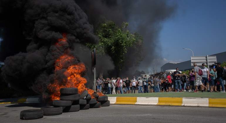 quema-neumaticos-protestas-nissan-zona-franca-europa-press.jpg