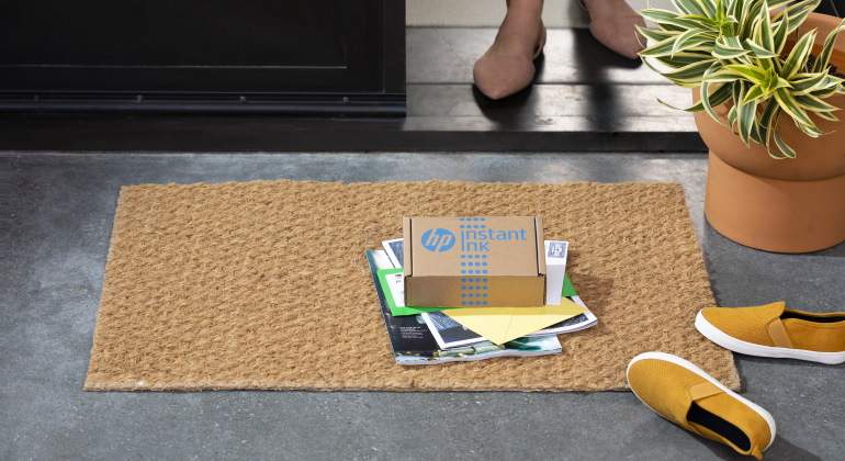 Una caja con cartuchos de tinta de HP sobre un felpudo
