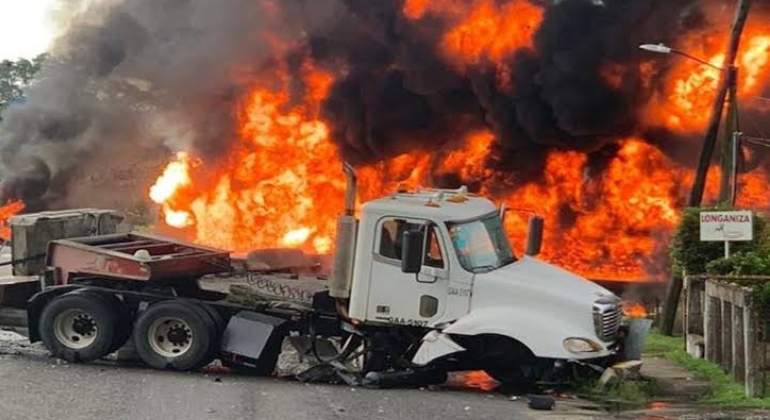 Captan momento de la explosin de una pipa de combustible que dej cuatro muertos en Tabasco