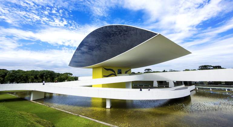 museo-Oscar-Niemeyer-dreamstime-1.jpg