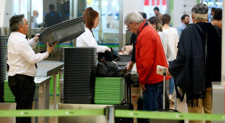 barajas-cola-controles-efe.jpg