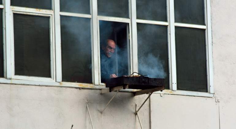 barbacoa-ventana-casa-dreamstime.jpg