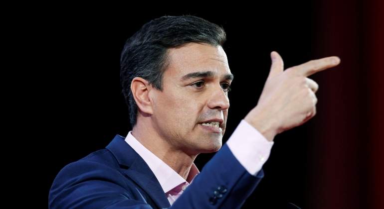 pedro-sanchez-senala-reuters.jpg