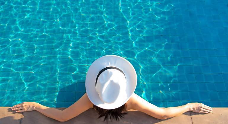 piscina-mujer-sombrero-recurso-dreamstime.jpg