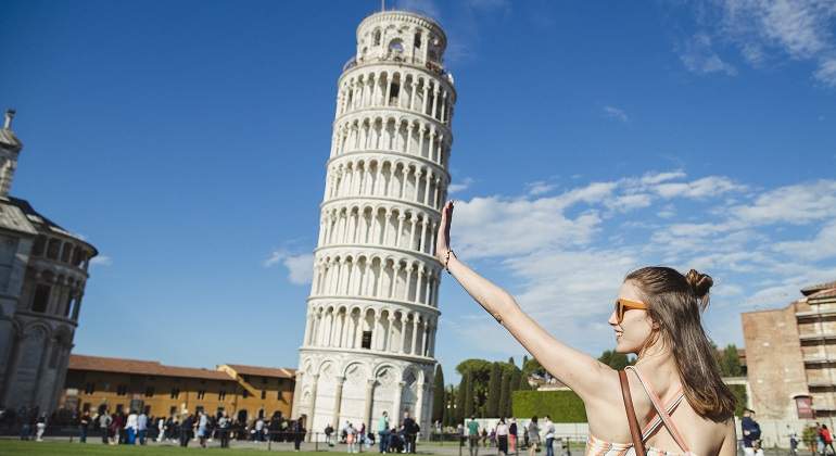 Una-chica-cerca-de-la-Torre-de-Pisa-iStock.jpg