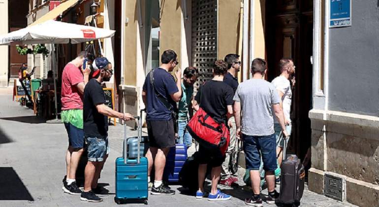 Turistas-en-un-edificio-de-aartamento-turistico.jpg