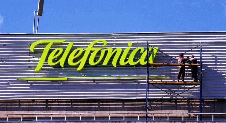 telefonica-alamy-operarios.jpg
