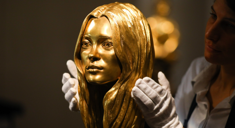 kate-moss-de-oro-bloomberg.jpg