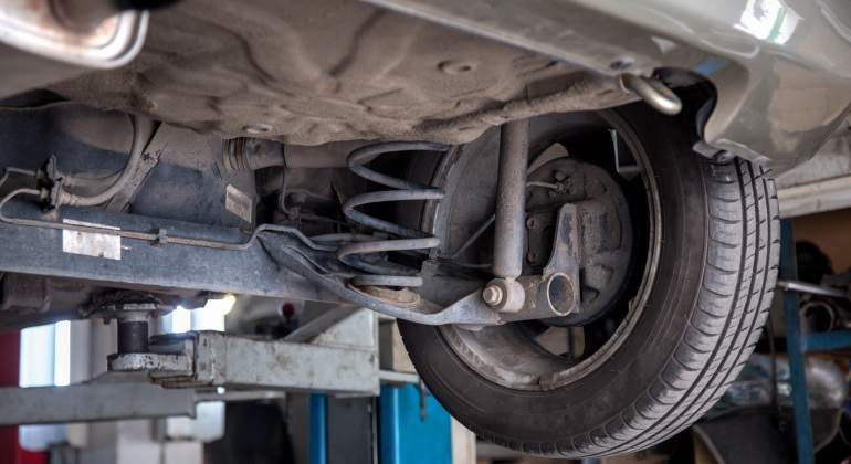 amortiguador-coche-taller-istock.jpg