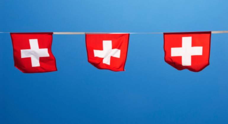 banderas-suiza-cuelgan.jpg