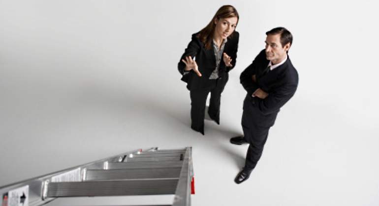 mujer-hombre-escaleras.jpg
