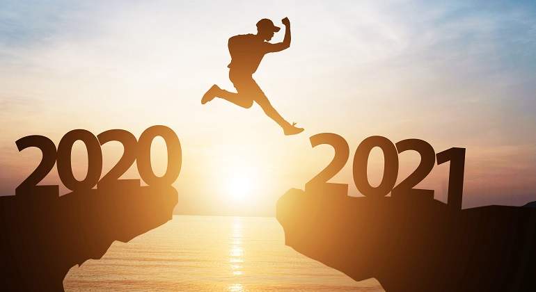 Una-persona-saltando-del-2020-al-2021-iStock.jpg