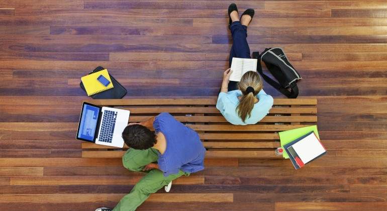 universitarios-sentados-en-el-suelo-de-una-biblioteca.jpg