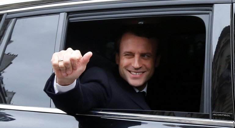francia-macron-coche-sonrie.jpg