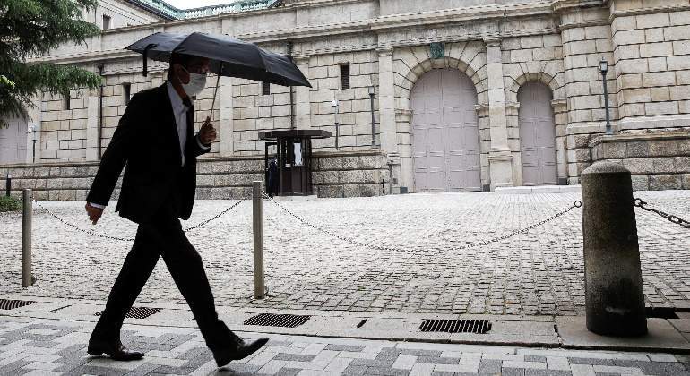 hombre-mascarilla-paraguas-banco-de-japon-tokio-reuters-770x420.jpg