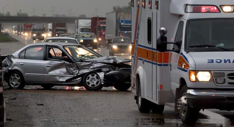 Accidente-trafico-ambulancia-coche-iStock.jpg