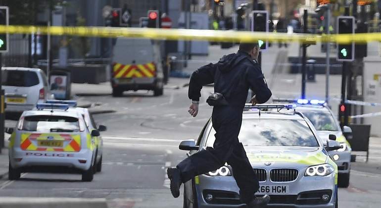 manchester-policia-corre-efe.jpg
