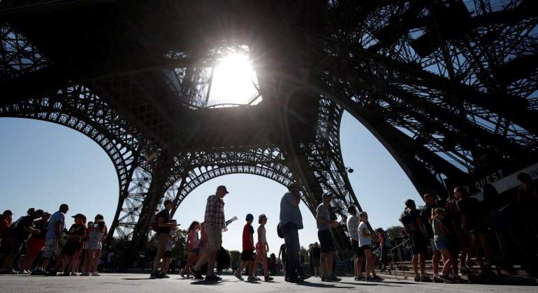 torre-eiffel-turistas-reuters.jpg