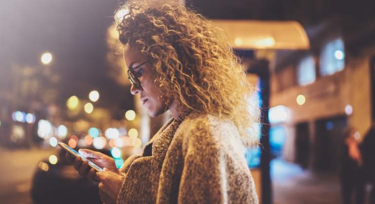 movil-mujer-calle-noche-dreamstime.jpg