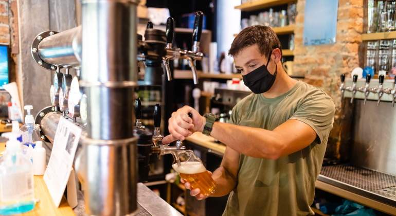 trabajador-bar-istock.jpg