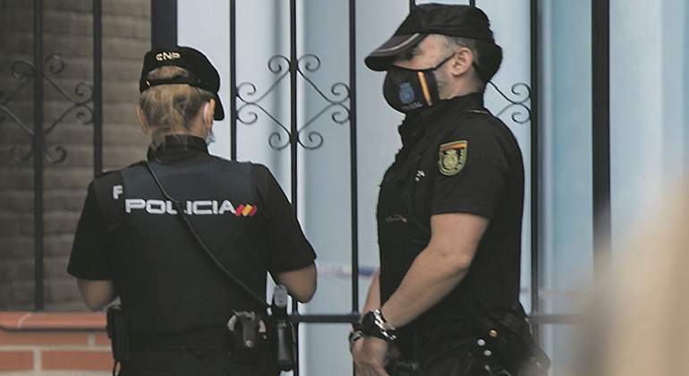 770-x-420-Pareja-de-policias-de-servicio-EP.jpg