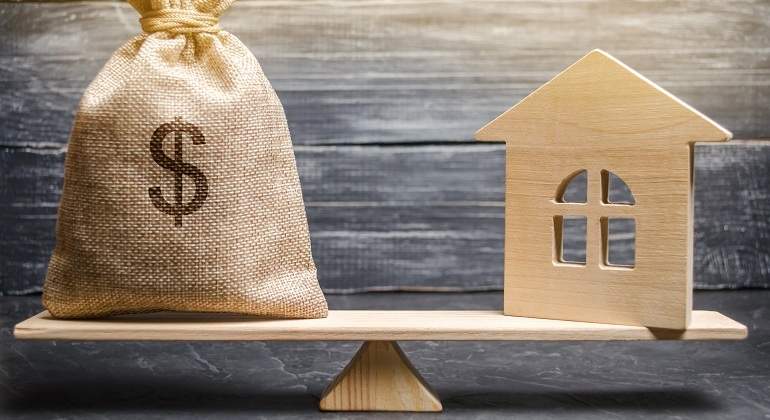 balanza-dinero-casa-herencia-dreamstime.jpg