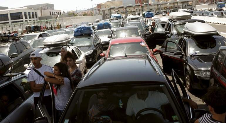 770-x-420-Colas-de-espera-para-acceder-a-un-ferry-Reuters.jpg