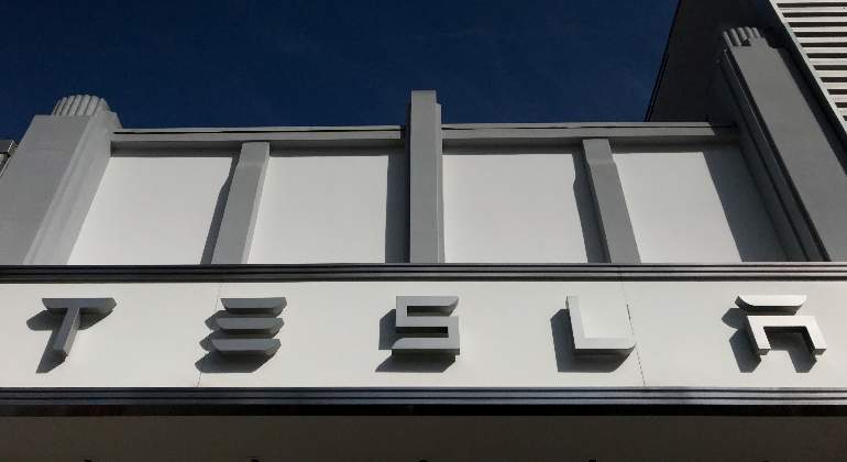 tesla-logo-letras-reuters.jpg
