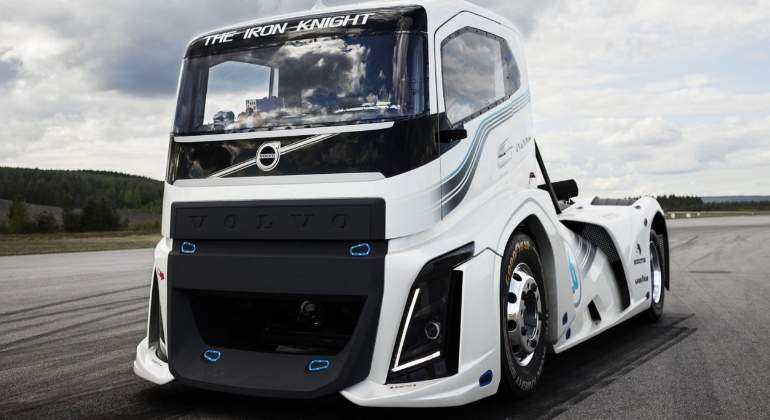 the-iron-knight-volvo-01.jpg