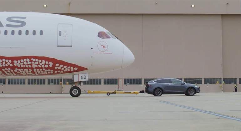 tesla-model-x-remolca-Boeing787-9.jpg
