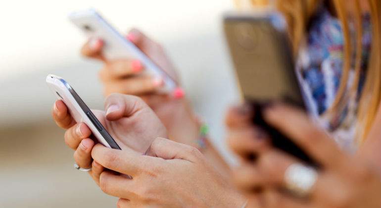 smartphones-telefonos-redes-sociales-adiccion.jpg