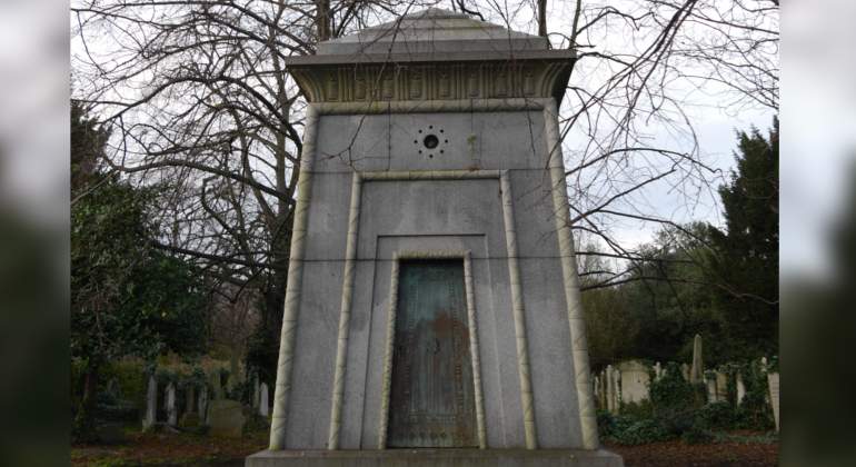 Hannah_Courtoy_mausoleum_Brompton_Cemetery_01.JPG