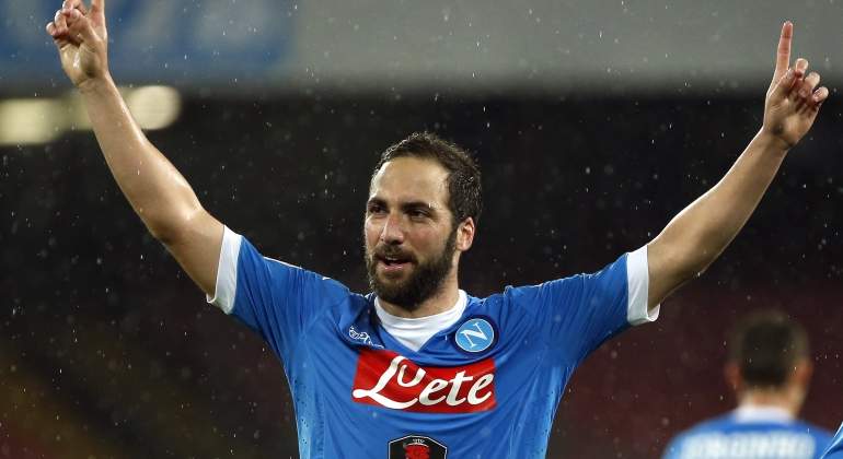 higuain-napoles-reuters.jpg