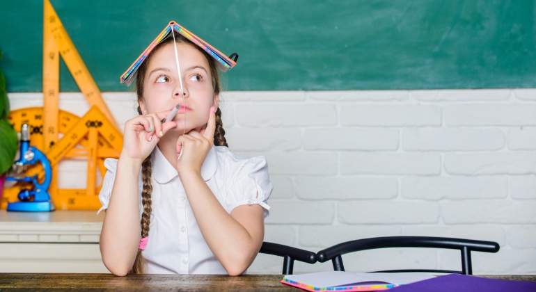 Una nia piensa en el aula