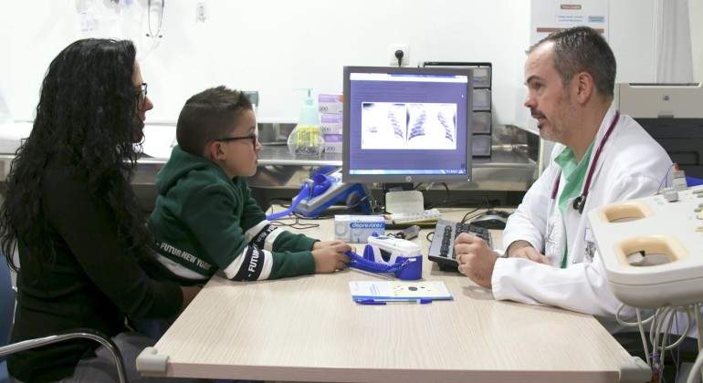Doctor-paciente-y-familiar-2_Curso-comunicacion-pediatria.jpg