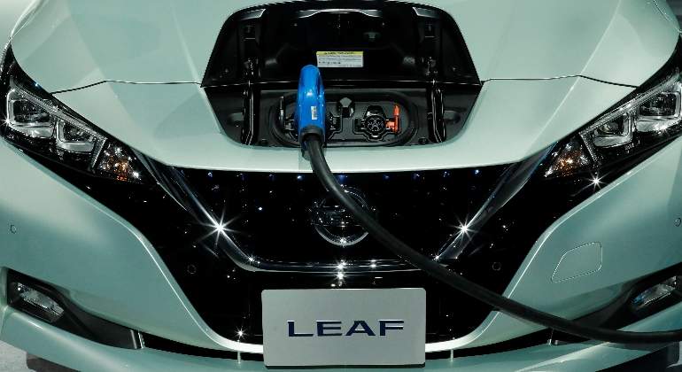nissan-leaf-cargando-reuters.jpg