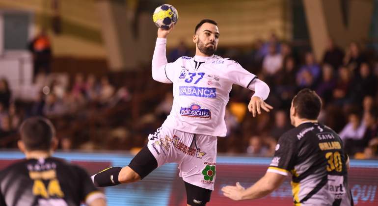 Un jugador del Abanca Ademar Len de Balonmano durante un partido