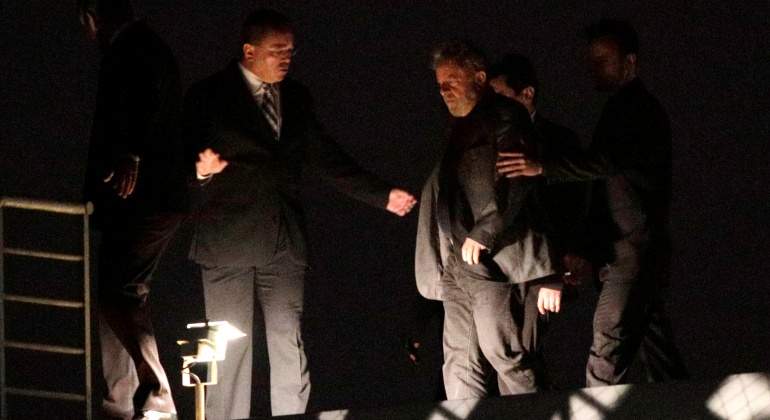 lula-entrega-policia-reuters.jpg