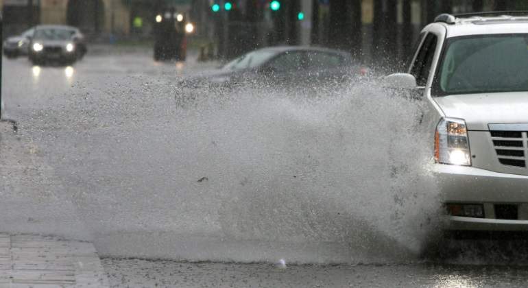 lluvia-charco-coche-salou-efe.jpg